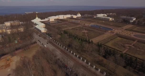 ST PETERSBURG, RUSIA Gran Palacio y las fuentes de la Gran Cascada en Petergof . — Vídeo de stock