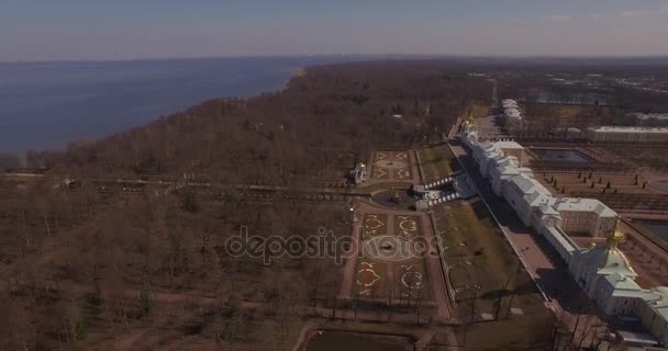 ST PETERSBURG, RUSSIA Grand Palace and the Grand cascade fountains in Petergof. — Stock Video