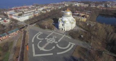 Havadan görünümü. Aziz Nikolaos'un Kronstadt deniz Katedrali mimarisi. 4 k ultra yüksek çözünürlüklü Uhd vurdu .