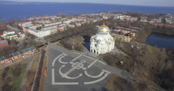 Luchtfoto. De architectuur van de Naval kathedraal van Sint Nicolaas in Kronstadt. Schot in 4 k Ultra HD Uhd . — Stockvideo