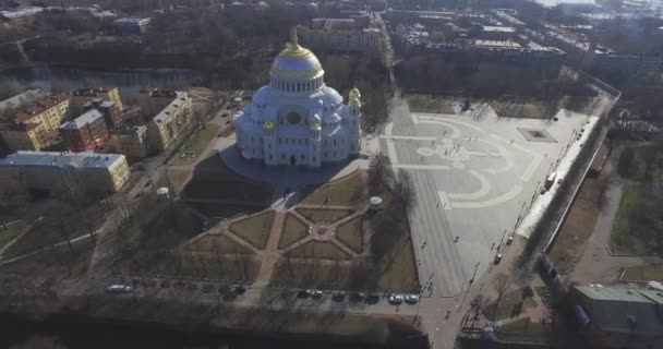 Vista aérea. La arquitectura de la catedral naval de San Nicolás en Kronstadt. Disparo en 4K de ultra alta definición UHD  . — Vídeo de stock