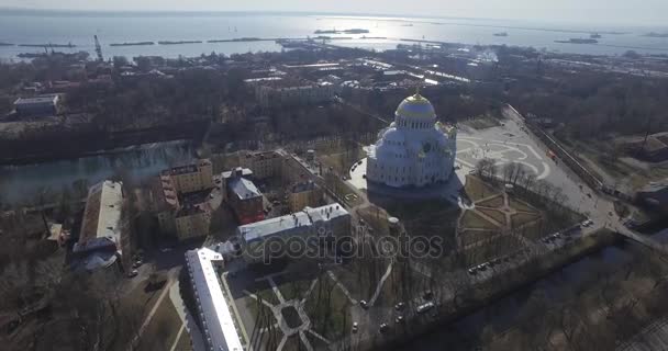 Vista aérea. La arquitectura de la catedral naval de San Nicolás en Kronstadt. Disparo en 4K de ultra alta definición UHD  . — Vídeo de stock