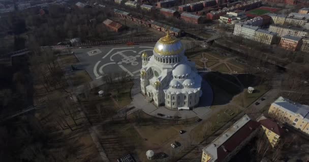 Flygfoto. Arkitekturen av Naval katedralen Saint Nicholas i Kronstadt. Sköt i 4 k Ultra HD Uhd . — Stockvideo