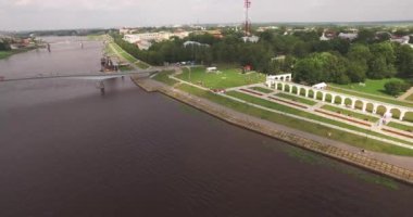 Küçük Nehri üzerinde ahşap yürüyüş köprüyü geçtikten.