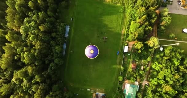 Montgolfière volant à travers le ciel Panorama du paysage. Vue aérienne . — Video