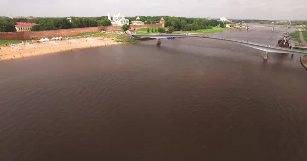Traversée du pont marchant en bois sur la petite rivière .