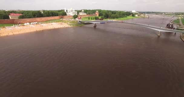 Przejście przez drewniany most spaceru nad rzeką. — Wideo stockowe