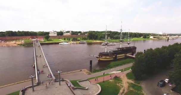 Mostu přes řeku loď ruské — Stock video