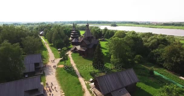 Reconstrucción de las antiguas casas del pueblo ruso — Vídeo de stock