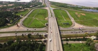 Otoyol kavşağı modern kentsel şehrin havadan görünümü.