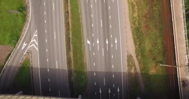 Otoyol kavşağı modern kentsel şehrin havadan görünümü.