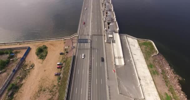 Autoverkeer auto's Dam Sint-Petersburg — Stockvideo