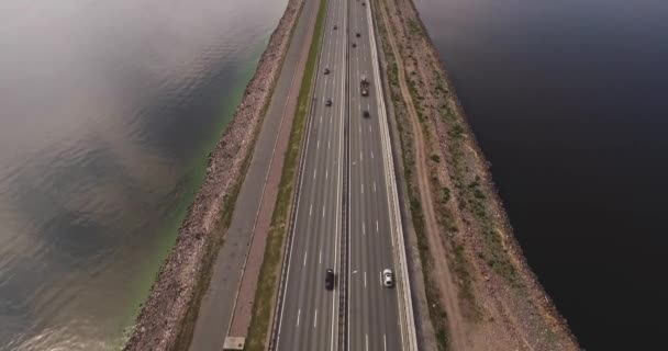 Autoverkeer auto's Dam Sint-Petersburg — Stockvideo