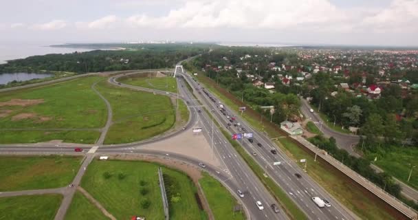 Letecký pohled na dálnici výměny moderní městské města. — Stock video