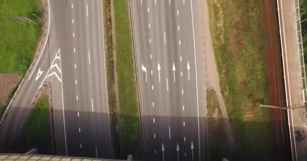 Αεροφωτογραφία του εθνική οδό ανταλλάσσουν σύγχρονη αστική πόλη. — Αρχείο Βίντεο