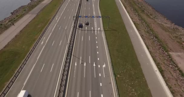 Autoverkeer auto's Dam Sint-Petersburg — Stockvideo