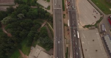 Otoyol kavşağı modern kentsel şehrin havadan görünümü.