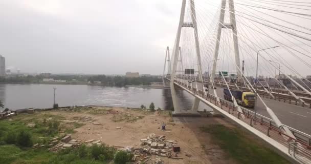 在圣彼得堡，俄罗斯在涅瓦河畔的斜拉桥 — 图库视频影像