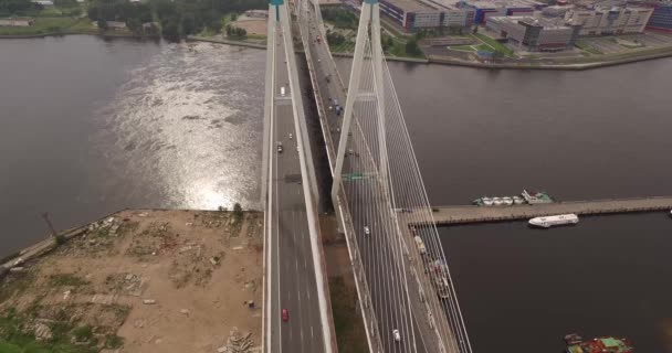 Tuibrug in Sint-Petersburg over de rivier de Neva — Stockvideo