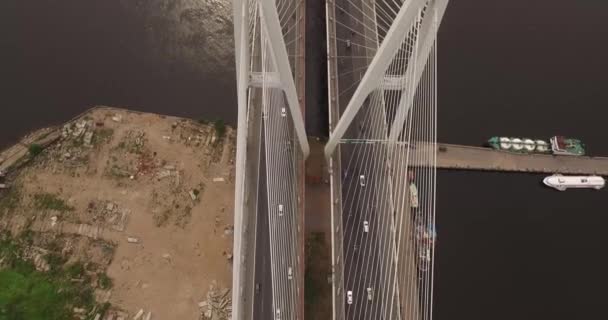 Ponte de cabo em São Petersburgo, Rússia sobre o rio Neva — Vídeo de Stock