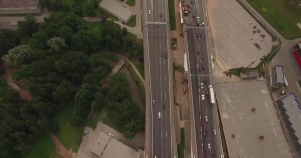 Vue aérienne de l'échangeur routier de la ville urbaine moderne .
