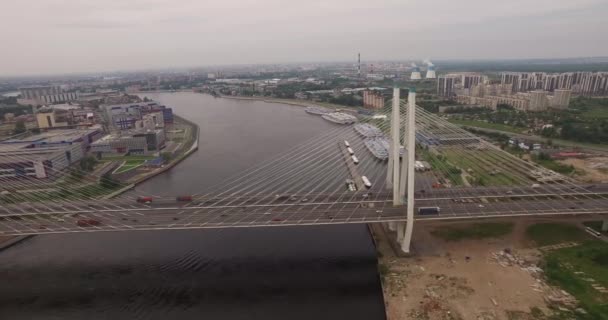 Ponte de cabo em São Petersburgo, Rússia sobre o rio Neva — Vídeo de Stock