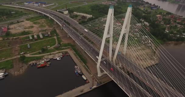 Καλώδιο-μένοντη γέφυρα, Αγία Πετρούπολη, Ρωσία πάνω από τον ποταμό Νέβα — Αρχείο Βίντεο