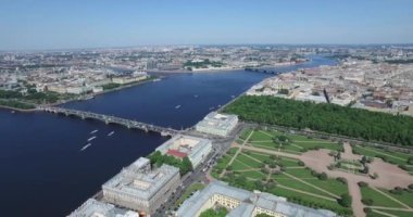 Rusya, Saint-Petersburg, Mars Havadan görünüm panorama alanı, Trinity köprüsü, Peter ve Paul kale, çatılar, Yaz bahçesi, ağaçların gölgeleri, Neva nehri