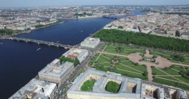 Rusya, Saint-Petersburg, Mars Havadan görünüm panorama alanı, Trinity köprüsü, Peter ve Paul kale, çatılar, Yaz bahçesi, ağaçların gölgeleri, Neva nehri