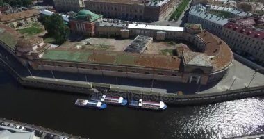 Rusya, Saint-Petersburg, Mars Havadan görünüm panorama alanı, Trinity köprüsü, Peter ve Paul kale, çatılar, Yaz bahçesi, ağaçların gölgeleri, Neva nehri
