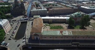 Rusya, Saint-Petersburg, Mars Havadan görünüm panorama alanı, Trinity köprüsü, Peter ve Paul kale, çatılar, Yaz bahçesi, ağaçların gölgeleri, Neva nehri