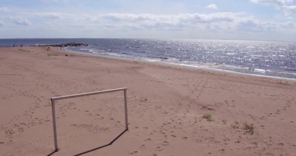 Sandstrand vatten viken träd — Stockvideo