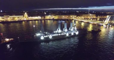 Rusya, St. Petersburg, 16 Temmuz 2016: Yeniden inşa edildikten sonra Deniz Okulu Nakhimov ebedi park yeri için kruvazör Aurora dönüşü