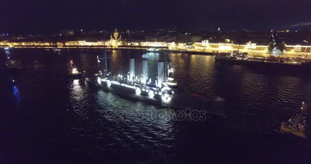 Rusia, San Petersburgo, 16 de julio de 2016: el regreso del crucero Aurora a un lugar de estacionamiento eterno en la escuela marítima Nakhimov después de la reconstrucción — Vídeo de stock