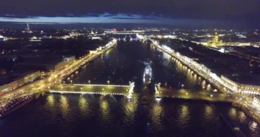 Rusya, St. Petersburg, 16 Temmuz 2016: Yeniden inşa edildikten sonra Deniz Okulu Nakhimov ebedi park yeri için kruvazör Aurora dönüşü