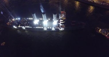 Rusya, St. Petersburg, 16 Temmuz 2016: Yeniden inşa edildikten sonra Deniz Okulu Nakhimov ebedi park yeri için kruvazör Aurora dönüşü