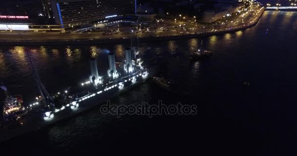 俄罗斯，圣彼得堡，2016年7月16日：重建后，奥罗拉号巡洋舰返回海洋学校纳希莫夫的永恒停车场 — 图库视频影像