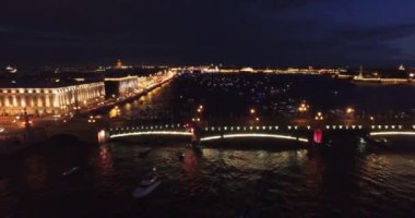 St. Petersburg, nehir Neva, beyaz hights içinde asma köprü