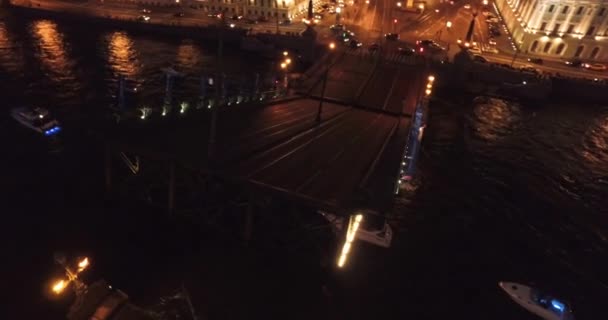 Ophaalbrug in Sint-Petersburg, rivier de Neva, witte hights — Stockvideo