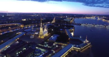 St. Petersburg, nehir Neva, beyaz hights içinde asma köprü