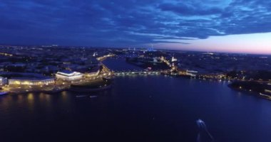 St. Petersburg, nehir Neva, beyaz hights içinde asma köprü