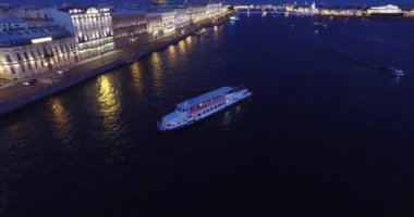St. Petersburg, nehir Neva, beyaz hights içinde asma köprü