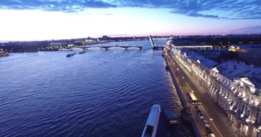 St. Petersburg, nehir Neva, beyaz hights içinde asma köprü