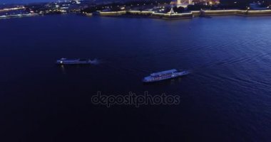 St. Petersburg, nehir Neva, beyaz hights içinde asma köprü