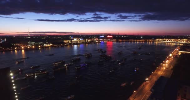 Ponte levatoio a San Pietroburgo, fiume Neva, alture bianche — Video Stock