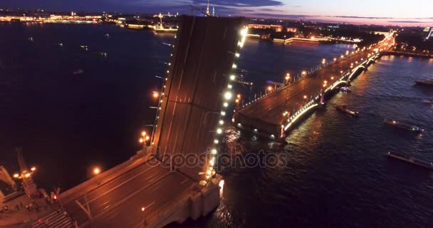 サンクトペテルブルクのネヴァ川白高さの跳ね橋 — ストック動画