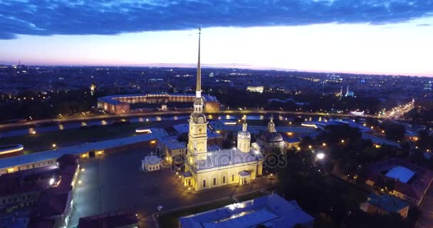 Drawbridge en San Petersburgo, río Neva, altibajos blancos — Vídeos de Stock