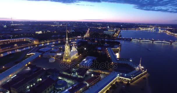 Ponte levatoio a San Pietroburgo, fiume Neva, alture bianche — Video Stock