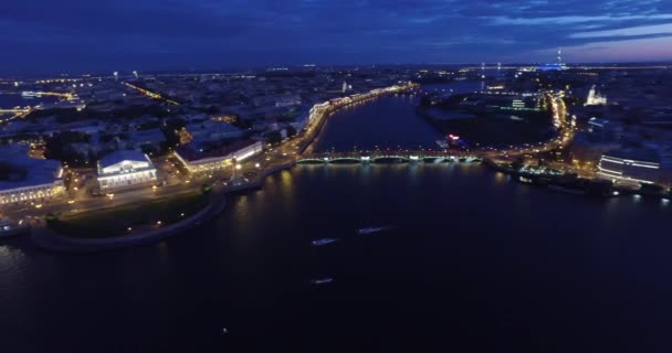 Vindbrygga i St. Petersburg, floden Neva, vit höjder — Stockvideo