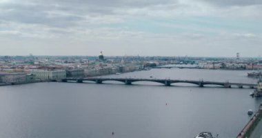 Neva Nehri'nin akşam görünümüne St. Isaacs Katedrali, Rusya, Saint-Petersburg